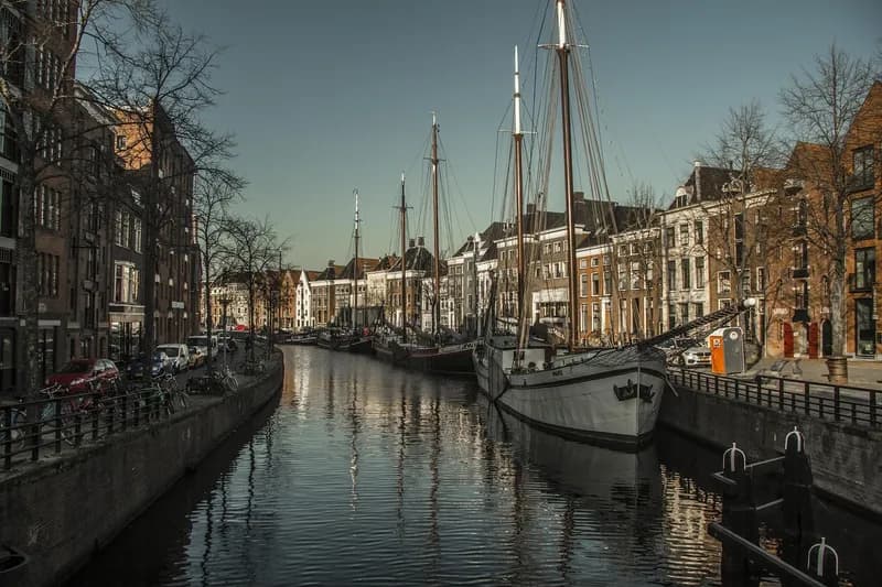 Historische Martinitoren en Grote Markt in Groningen