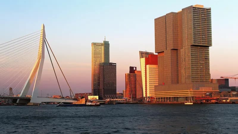 Moderne skyline en Erasmusbrug in Rotterdam