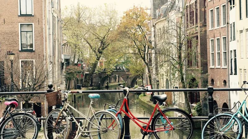 Domtoren en Oudegracht in Utrecht